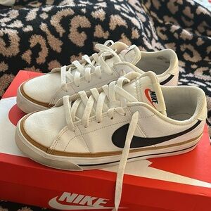 Nike Court legacy low Men’s Sz 7.5. Women’s Sz 9